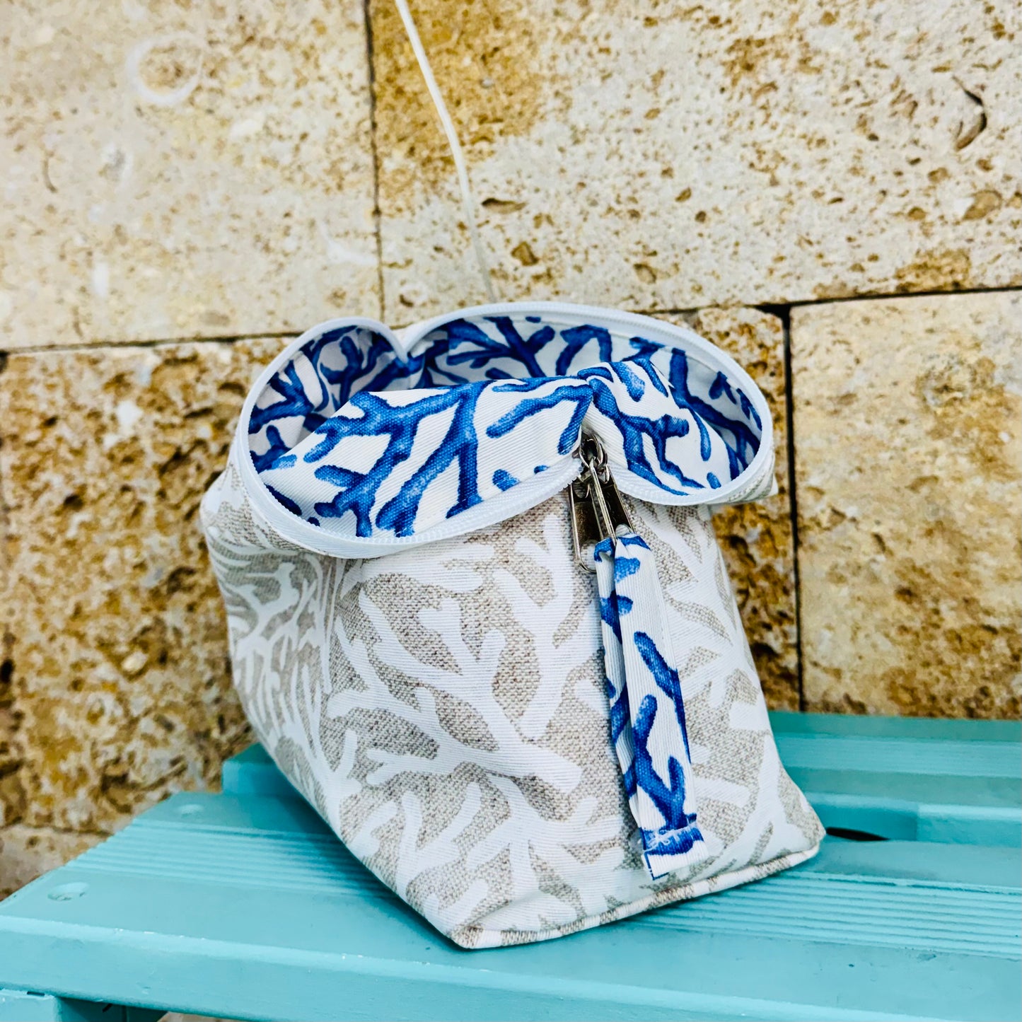 Neceser estampador coral.