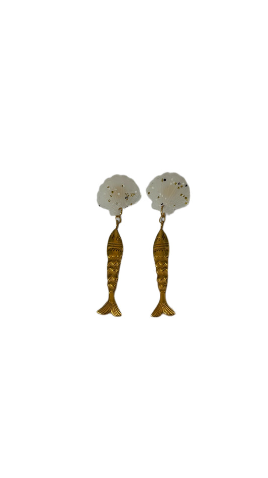 Pendientes concha con peces alargados