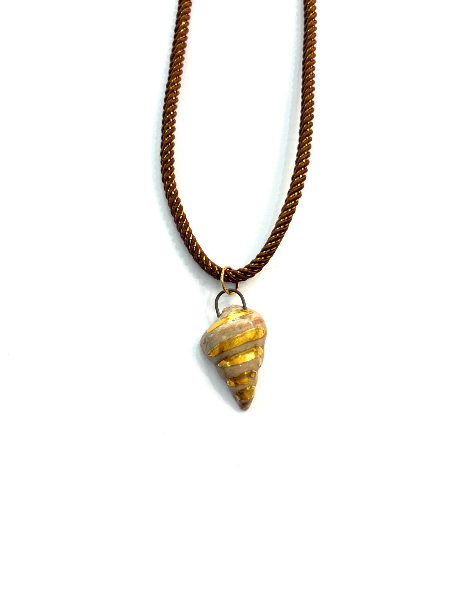 Collar concha espiral lustre oro
