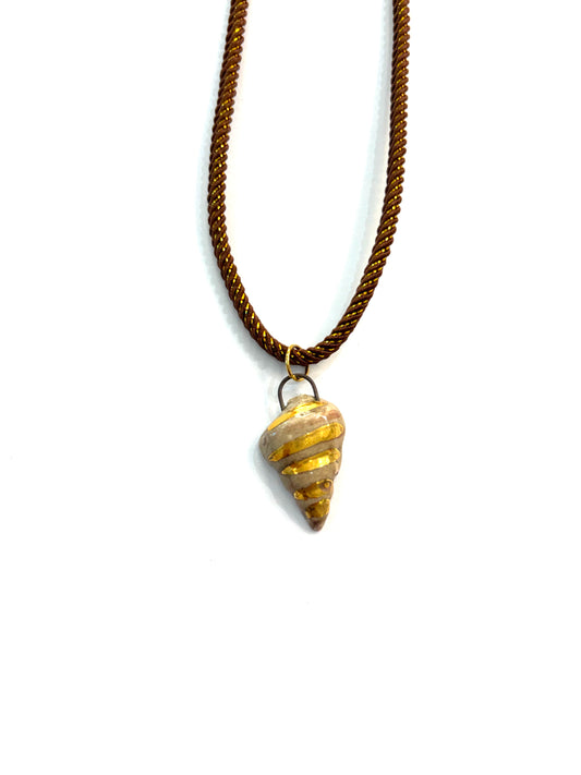 Collar concha espiral lustre oro