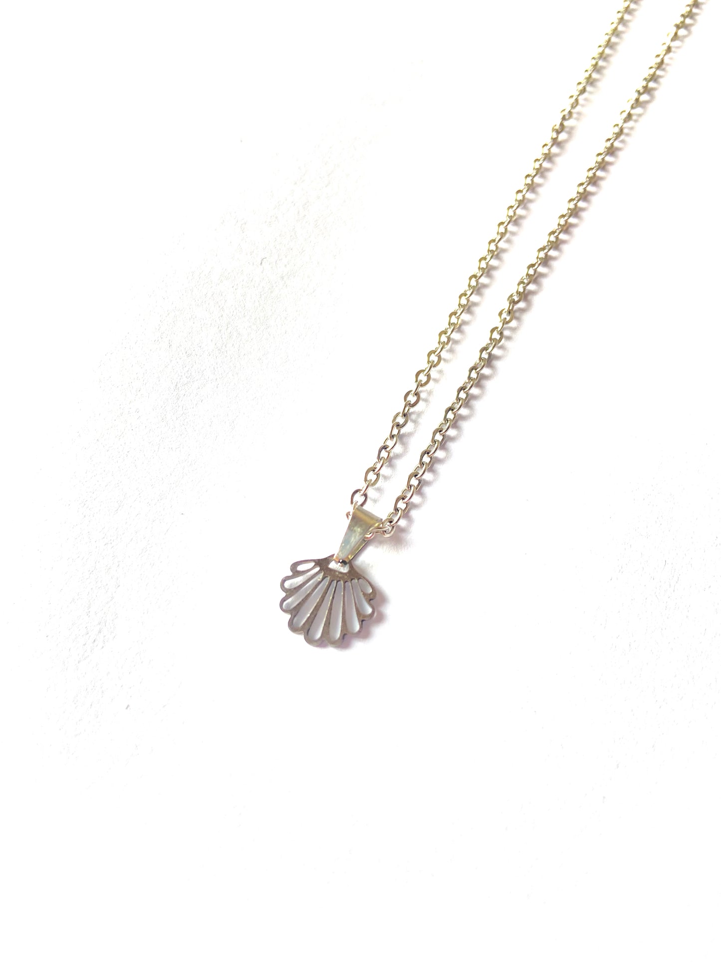 Collar Concha plana mini