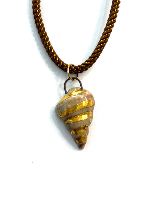 Collar concha espiral lustre oro