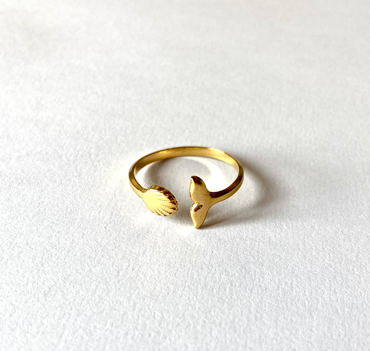 Anillo cola de ballena y concha mini