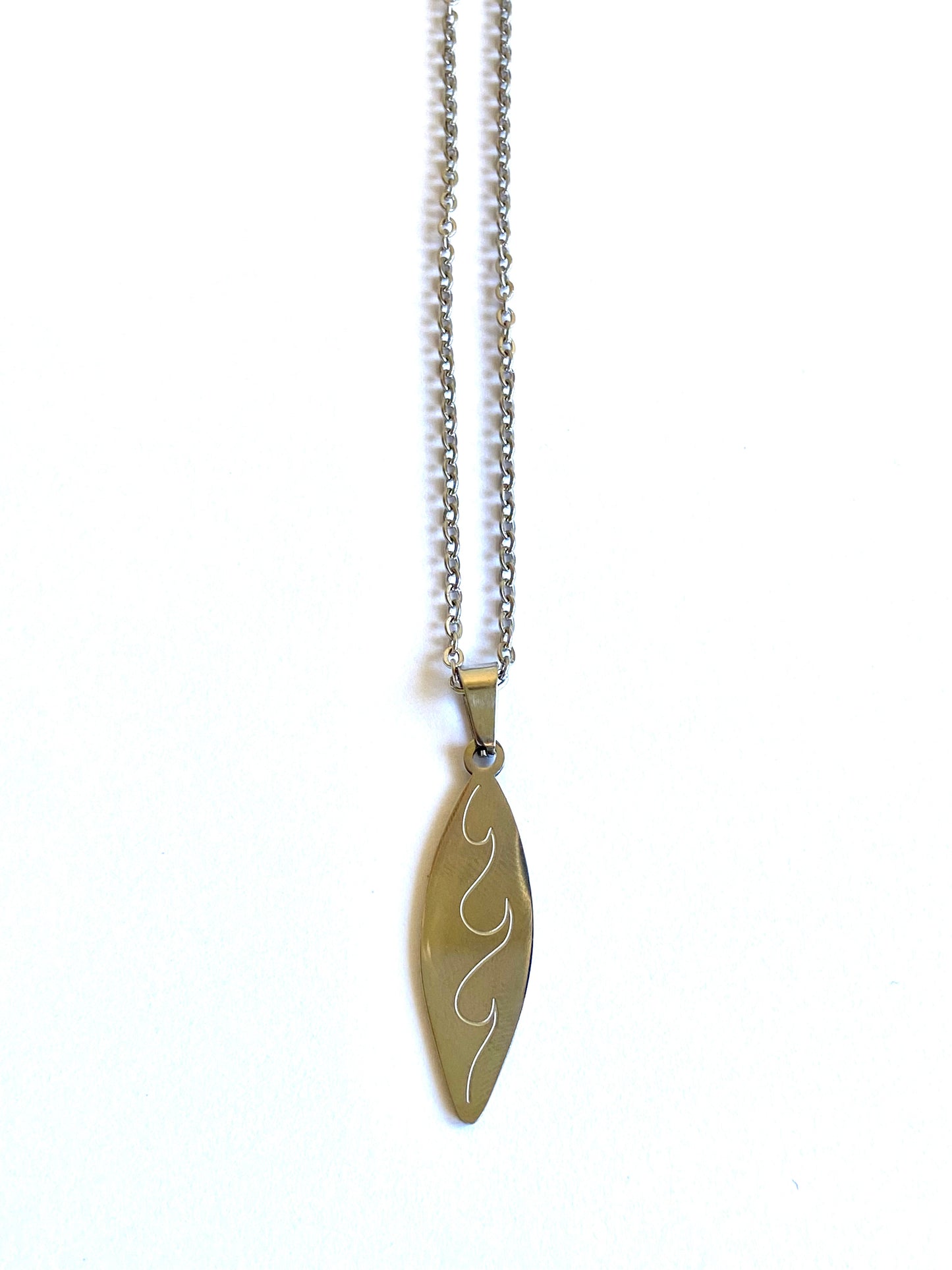Collar tabla de surf y olas