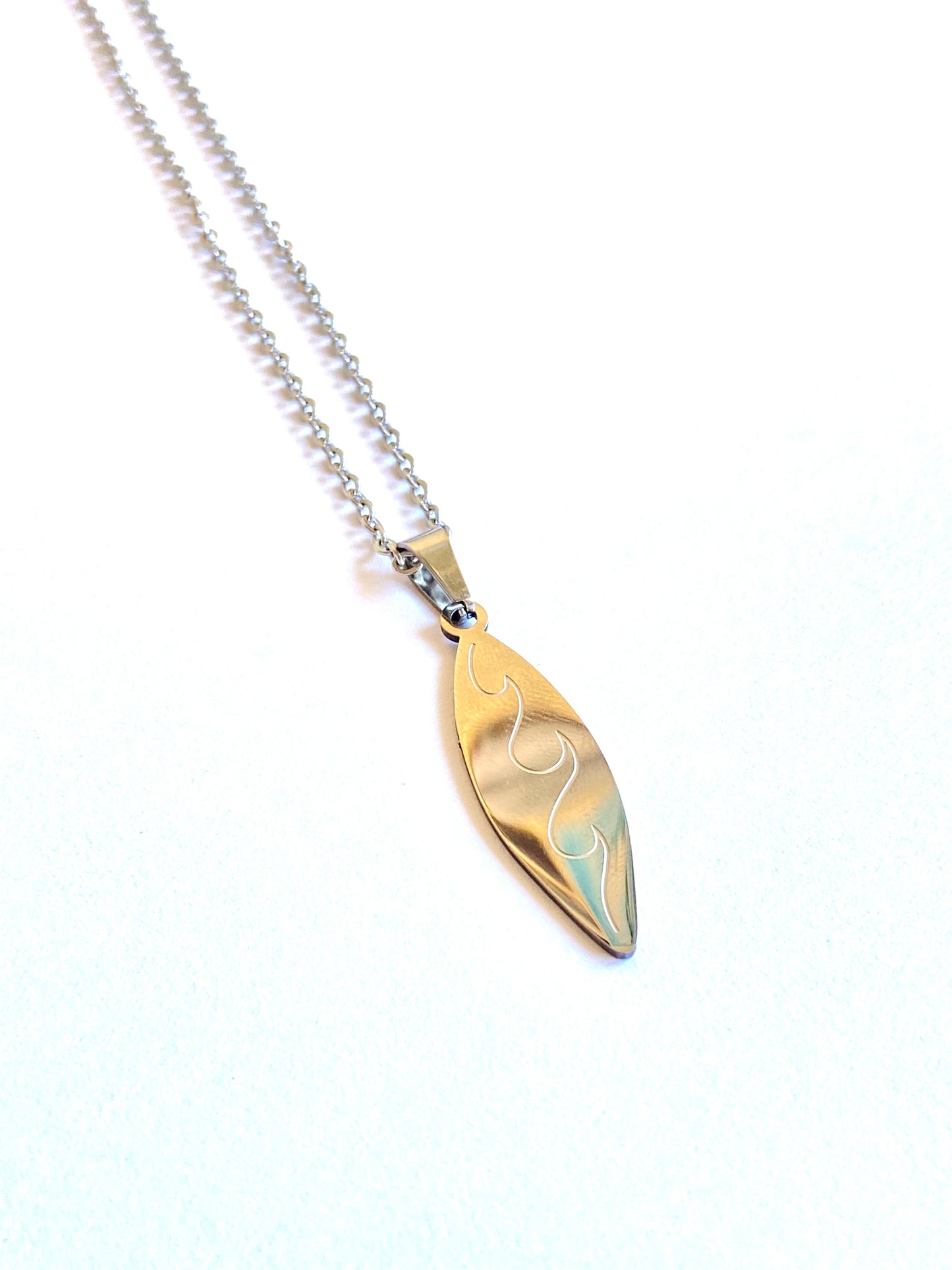 Collar tabla de surf y olas
