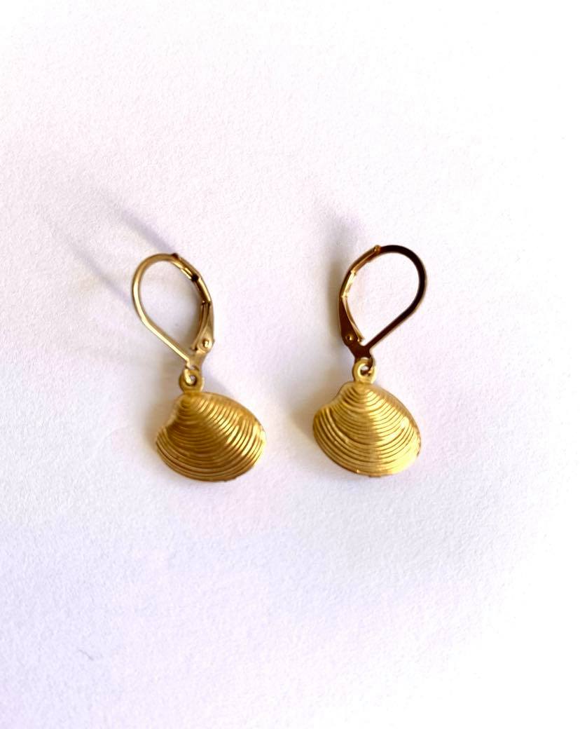 Pendientes conchas doradas - Lamardebonitojoyas