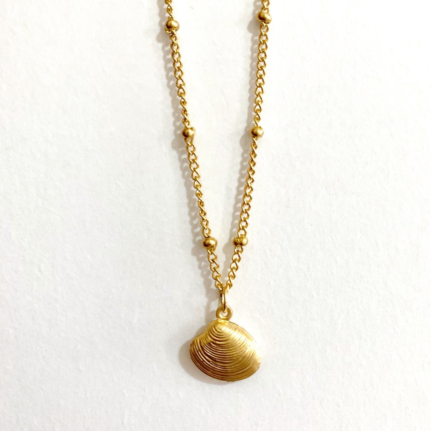 Collar de bolitas + Concha - Lamardebonitojoyas